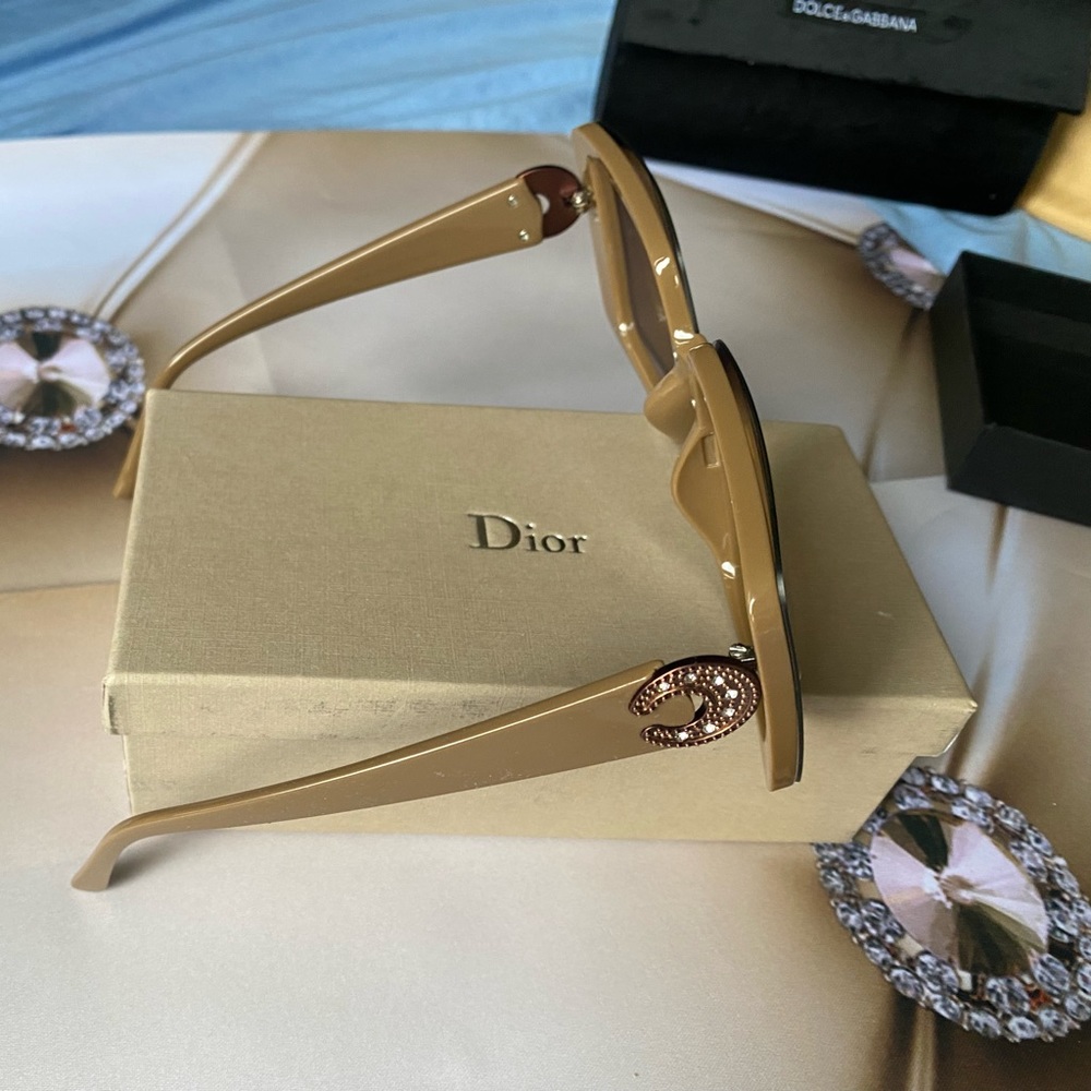 Sunglasses for women very nice and good price come with cases everything